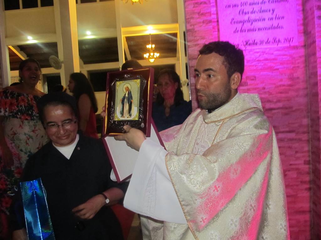 La misa fue oficiada por el sacerdote Jhon Freddy Obando quien distinguió especialmente la misión de las Vicentinas en la capital del Huila.